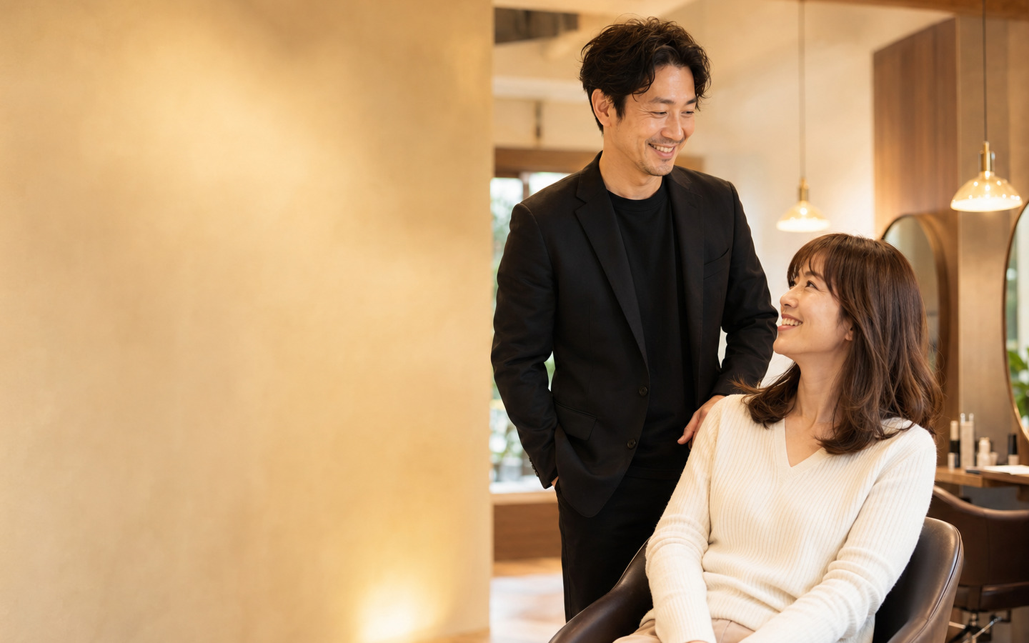 美容室で笑顔で会話するサロンオーナーとお客様
